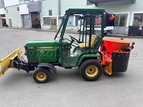 1 tractor John Deere 430 cu lamă de zăpadă și împrăștietor
