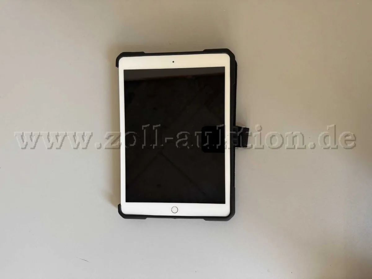 1 Apple iPad generația a 8-a / A2270 128 GB + husă UAG