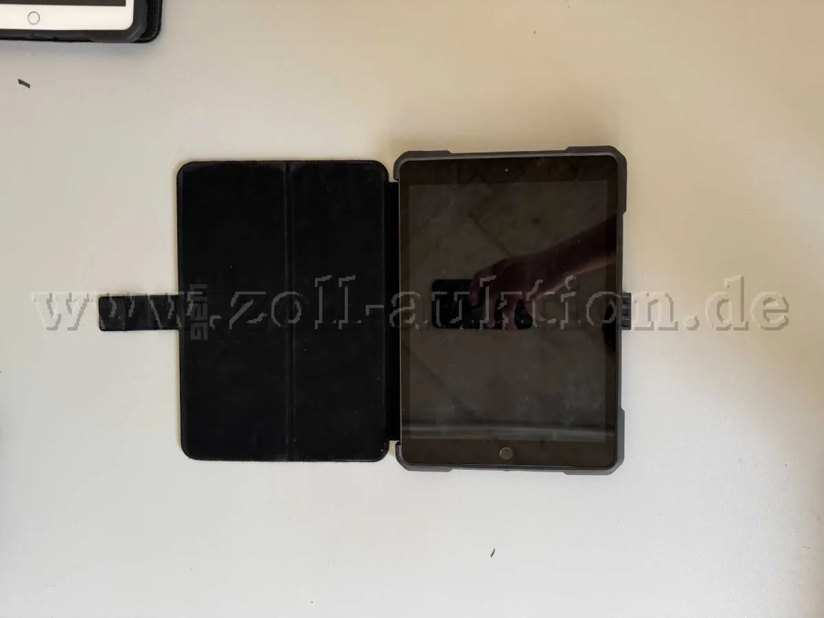 1 Apple iPad 8. generacije / A2270 128 GB + UAG futrola