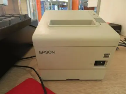 1 sistema di cassa: 1 cassetto contanti, 2 scanner manuali Eclipse MS5145, 1 stampante scontrini Epson TM-T88V, tastiera e mouse DELL
