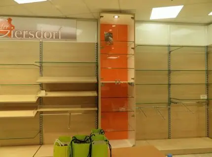 1 mağaza raf sistemi, duvara monte, yaklaşık 3 m x 20 mtül, ahşap arka panel, akçaağaç, çeşitli askı sistemleri, krom tasarım ve cam raflar, 1…