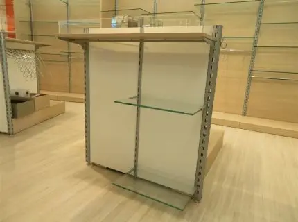 4 orta gondol, yakl. 1,50 m x 1 m, akçaağaç/beyaz ahşap, iki taraflı kullanılabilir, her biri 3 raflı, askı çubuğu ve asma sistemli