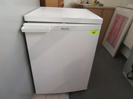 1 kjøleskap, fabr. Miele, type 760034, bruttoinnhold 151 liter, kjølemiddel R600a, med 1 fryserom, frysekapasitet 2 kg