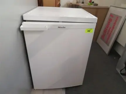 1 køleskab, fabr. Miele, type 760034, bruttovolumen 151 liter, kølemiddel R600a, med 1 fryserum, frysekapacitet 2 kg