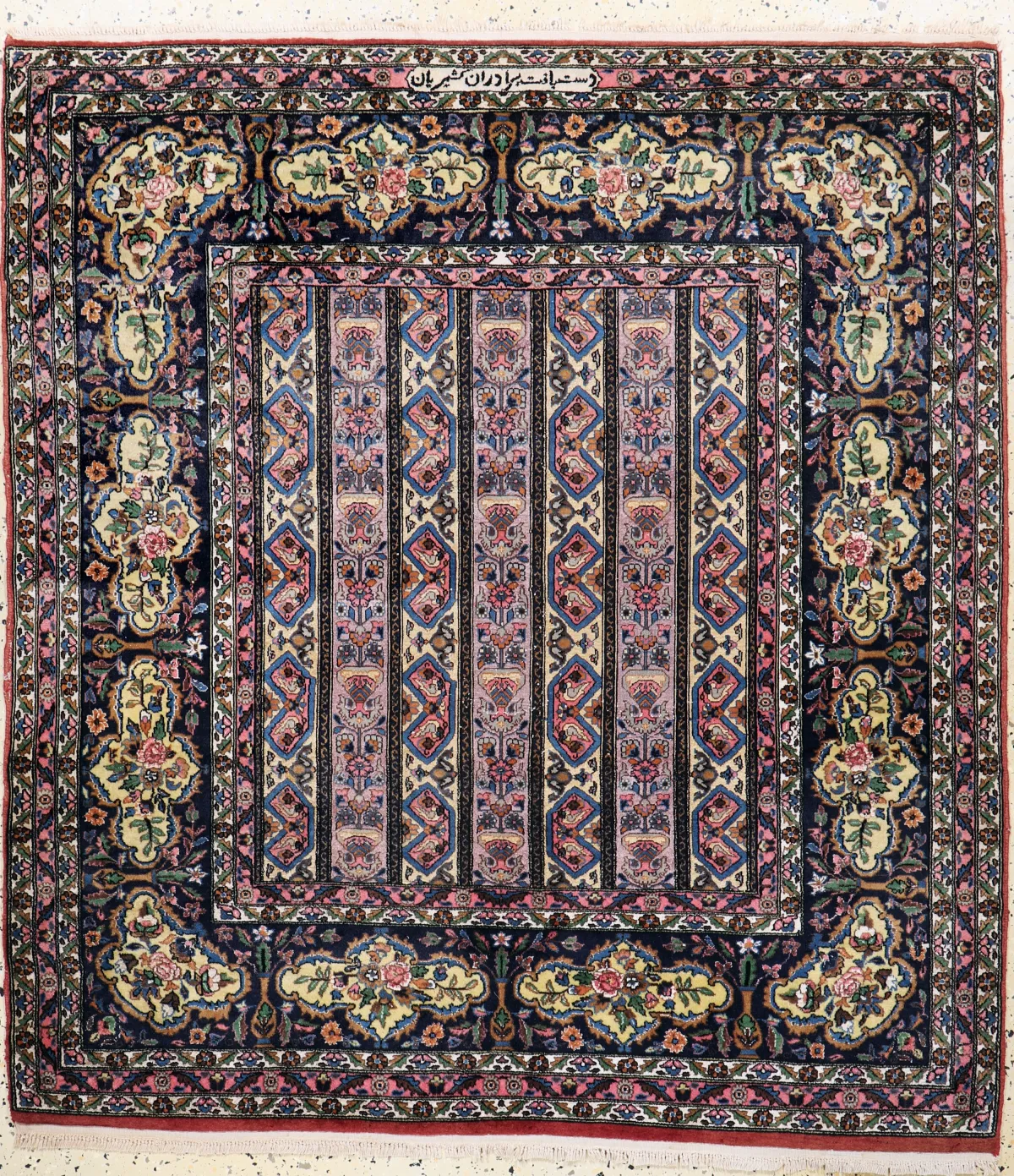 Cachemira fina firmada, India, finales del siglo XX, lana sobre algodón, aprox. 155 x 142 cm, EHZ: