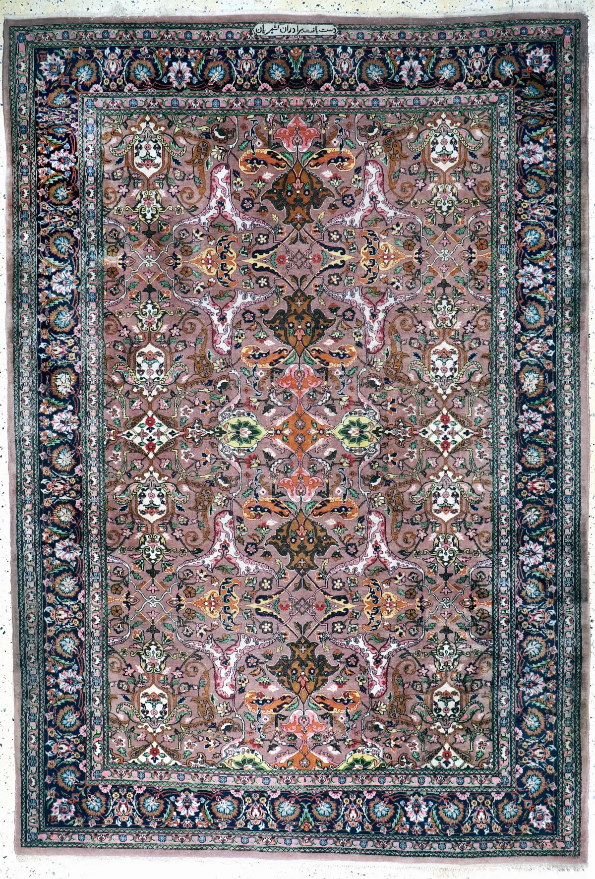 Cachemira firmado, India, finales del siglo XX, lana sobre algodón, aprox. 275 x 190 cm, densidad: 3