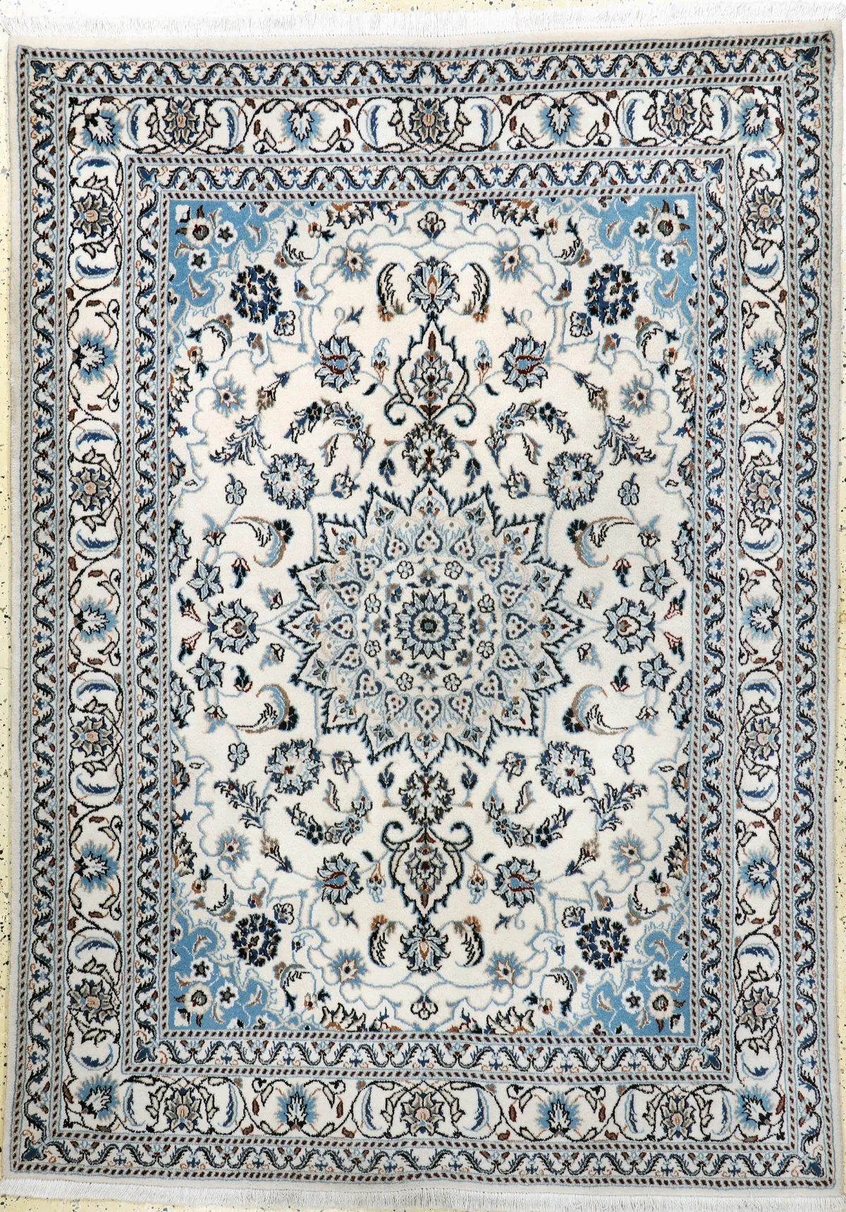 Nain, Persia, finales del siglo XX, lana sobre algodón, aprox. 230 x 164 cm, EHZ: 2, precio estimado: