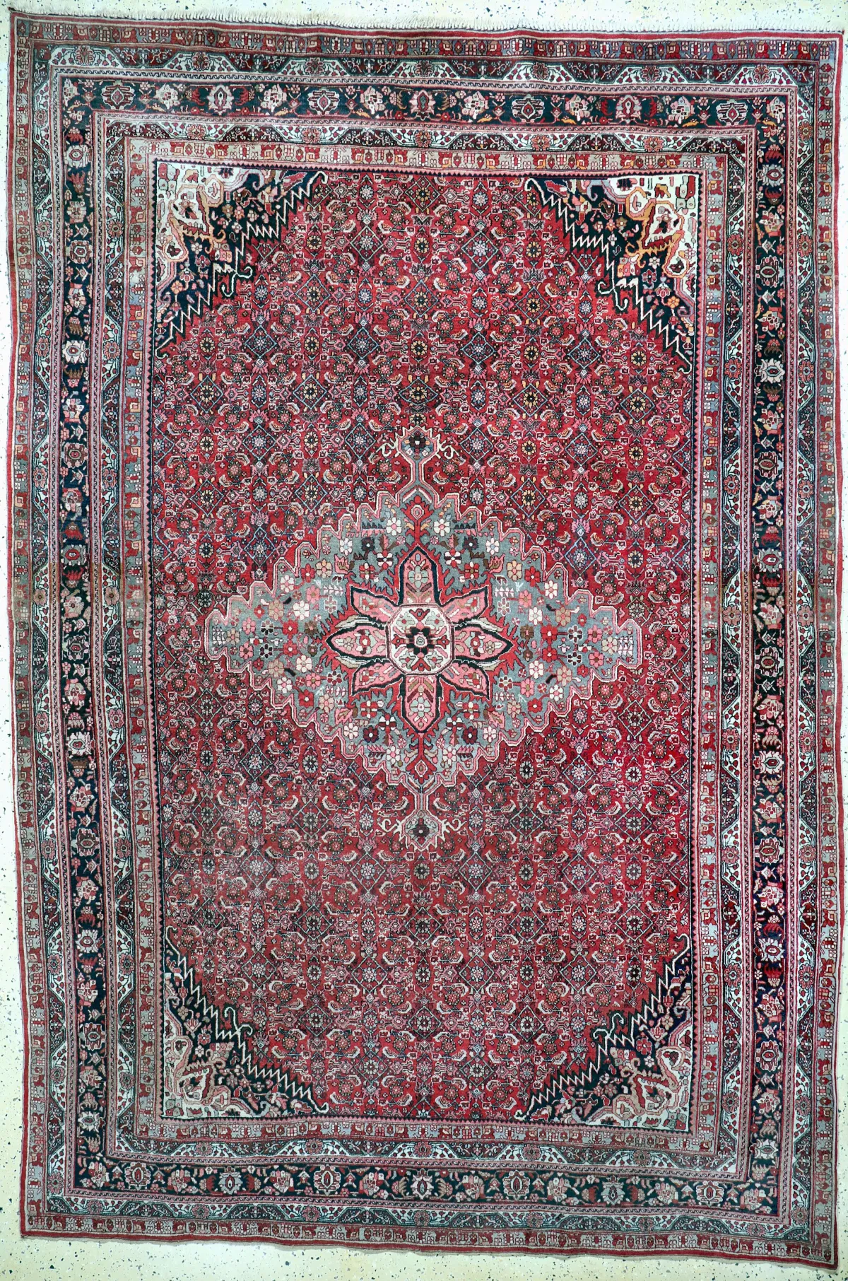 Bidjar antiguo, Persia, principios del siglo XX, lana sobre algodón, aprox. 333 x 225 cm, descolorido