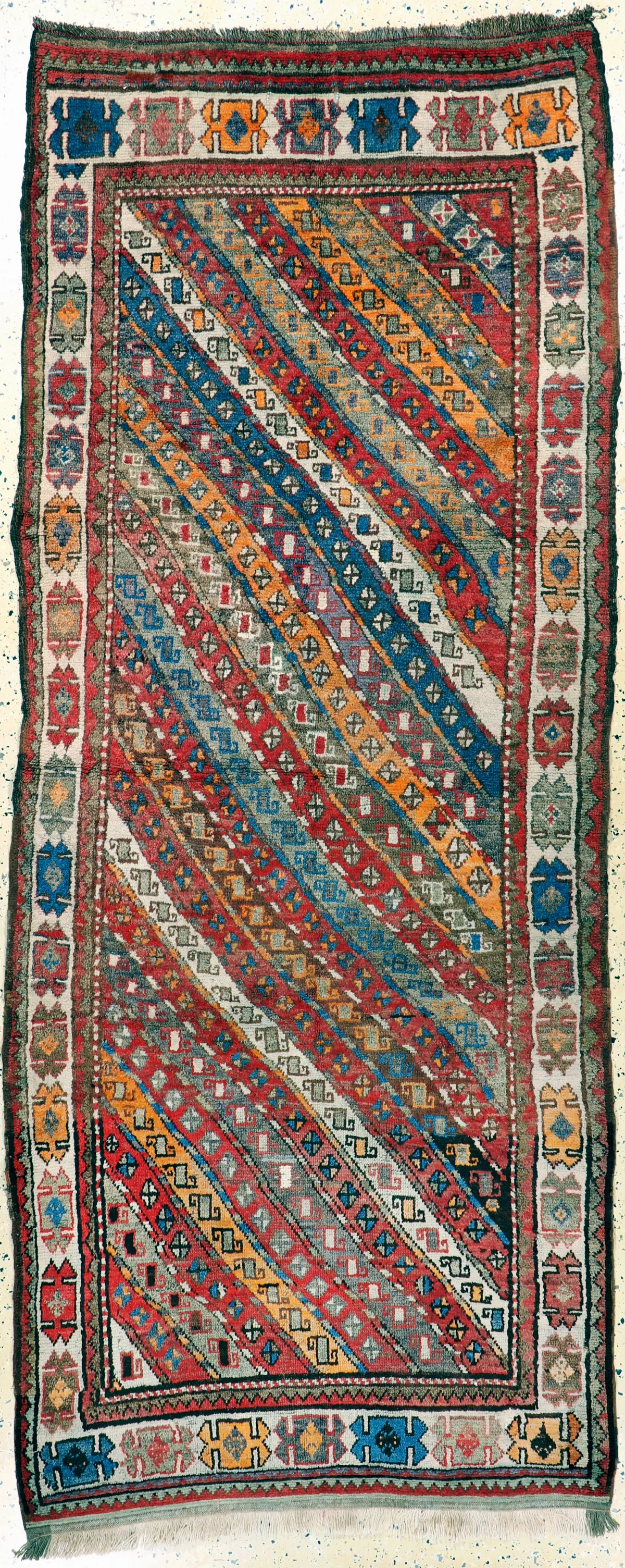 Alfombra de pueblo kurda antigua, Turquía, hacia 1900, lana sobre lana, aprox. 275 x 114 cm