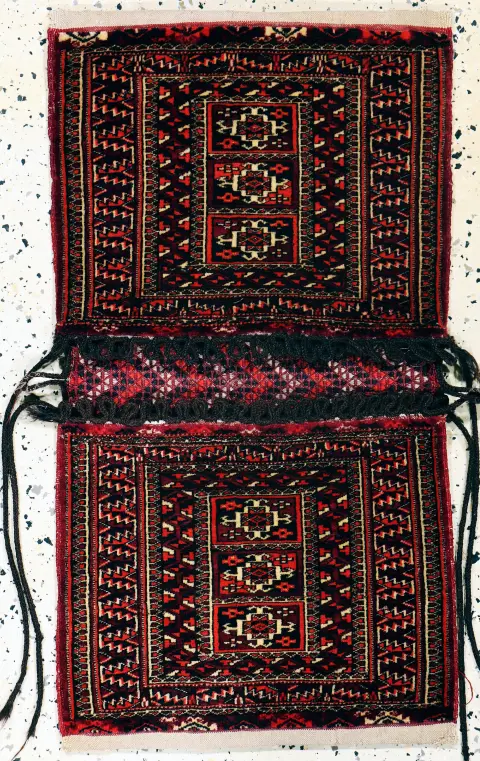 Doble bolsa Tekke, Turkmenistán, hacia 1900, lana sobre lana, aprox. 82 x 46 cm, EHZ: 3