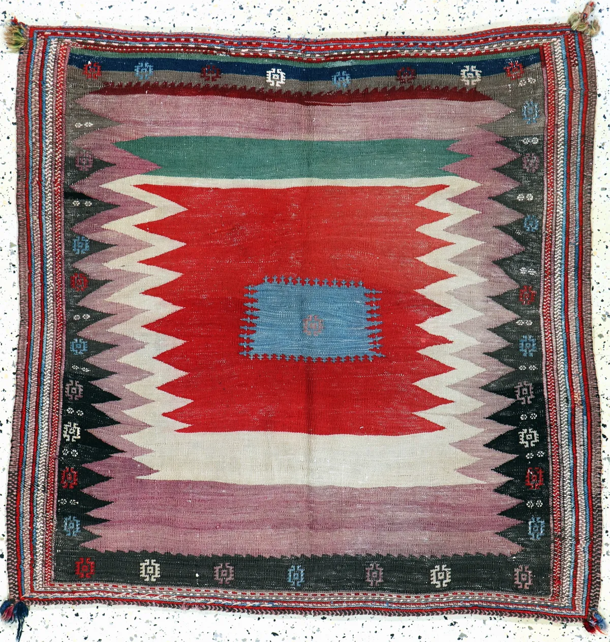 Ghaschgai "Sofreh", Persia, principios del siglo XX, lana sobre algodón, aprox. 115 x 115 cm, EHZ: