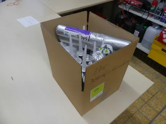 27 pz. sigillanti e adesivi