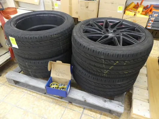 पूरा पहिया सेट Keskin अलॉय व्हील्स Pirelli P Zero Nero टायर के साथ, सहायक सामग्री सहित