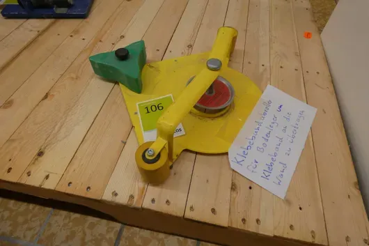 Dispenser per nastro adesivo per posatori