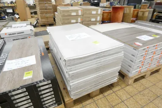 Parti selvklebende vinyl, stor flis lysegrå