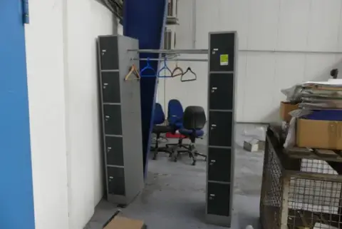 Guardaroba con 2 armadi a 5 scomparti ciascuno e appendiabiti