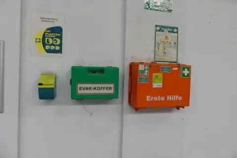 Set torbe prve pomoći, 3 dijela, s sadržajem i zidnim držačem