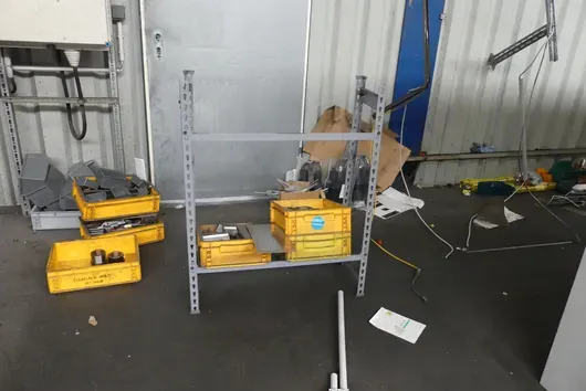Scaffale forato, senza contenuto