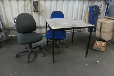Tavolo con 2 sedie da ufficio