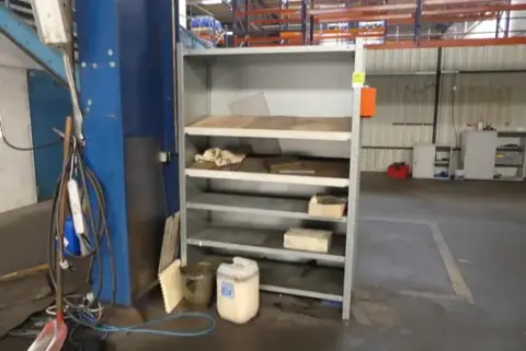 Scaffale di deposito, senza contenuto
