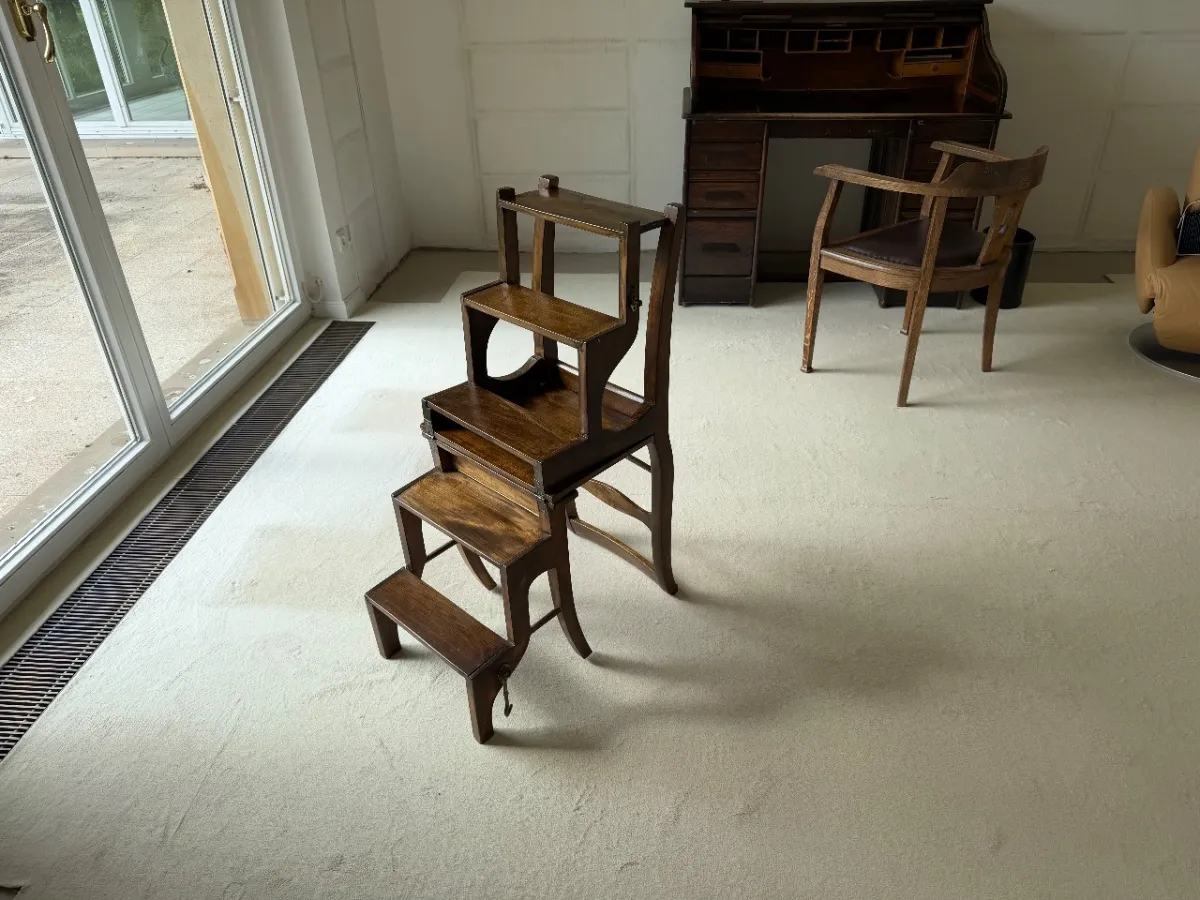 antiker Holz-Stuhl (auch als Bücher-Treppe nutzbar)