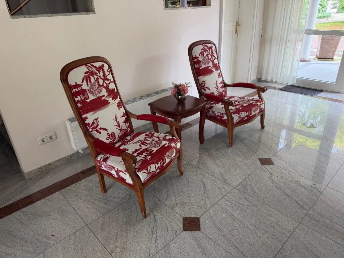 Klein houten tafeltje + 2 fauteuils