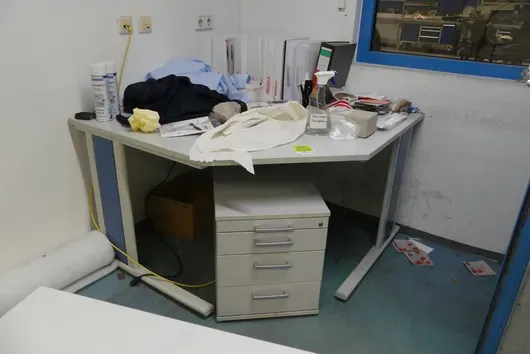 Kutni radni stol s ormarićem, bez sadržaja