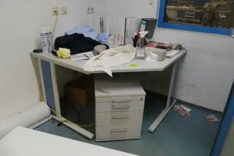 Kutni radni stol s ormarićem, bez sadržaja