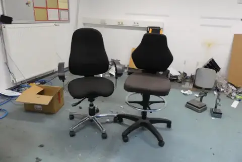 2x uredska stolica