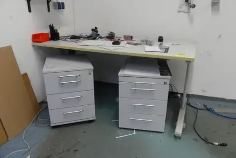 Radni stol s 2 ormarića za radni stol, bez sadržaja