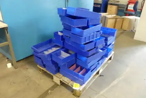 Skup plastičnih spremnika