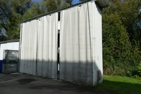 Trafö - vanjska polica s nadstrešnicom, bočnom oblogom i zavjesom od cerade