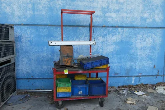 Carrello con sovrastruttura e illuminazione, con contenuto