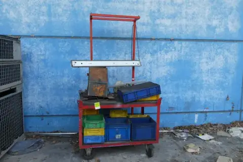Kolica s nadgradnjom i rasvjetom, s sadržajem