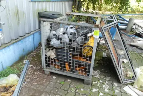 Kutija s rešetkom, s sadržajem