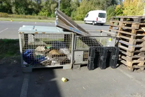 2 kom. rešetkaste kutije, s sadržajem