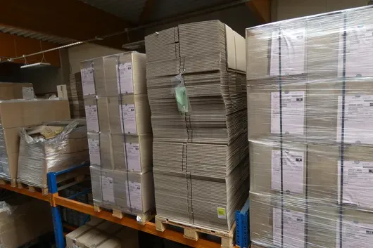 Konvolutt med sammenleggbare bølgepappkasser Opel 370x370x195