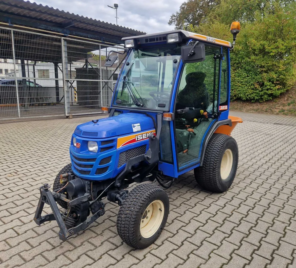 1 tractor agrícola Iseki TM 3215 AL - defectuoso, vehículo para aficionados
