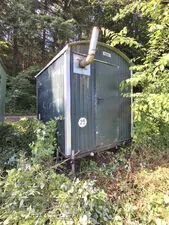 Cărucior de protecție pentru lucrări forestiere cu o osie