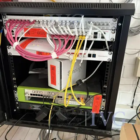 Netzwerkschrankinhalt