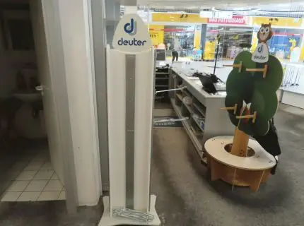 1 espositore da vendita con ganci, scritta Deuter, ca. 1,80 m, su ruote, bianco, con 12 barre a ganci, cromato