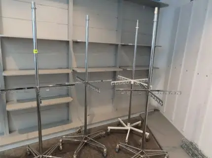 5 stand appendiabiti/ganci, ca. 1,80 m di altezza e 0,80 m di diametro, metallo, 3 x cromati, 1 x cromo/bianco