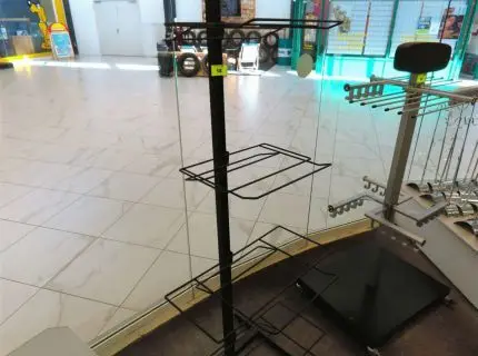 1 supporto vendita/espositore, alto ca. 1,70 m, 4 ripiani, metallo nero