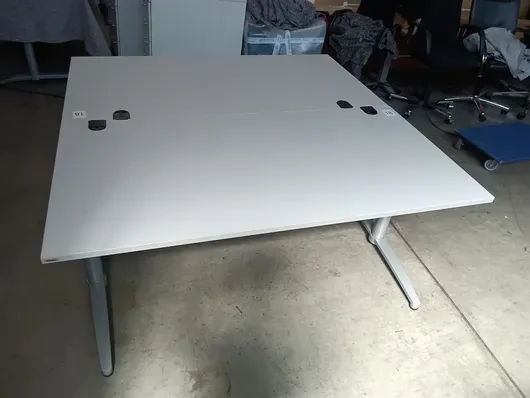 2 张 Assmann 办公桌