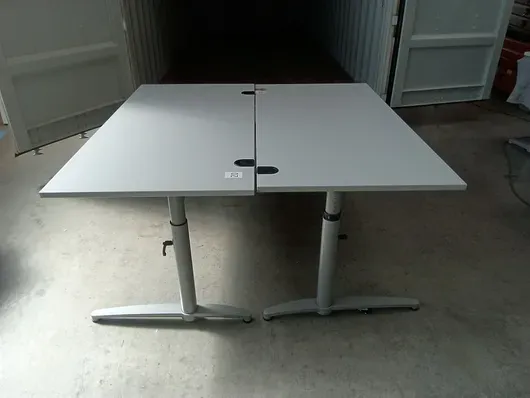 2 张 Assmann 办公桌