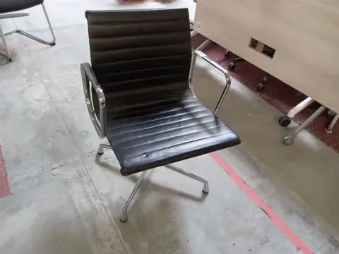 1 pz. sedia per conferenze Vitra Alu Chair EA 108