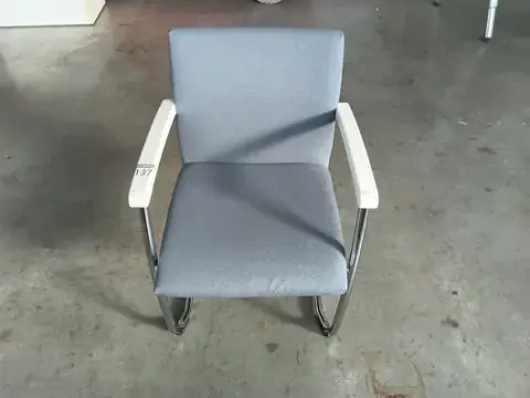 1 pz. sedia a sbalzo Bene