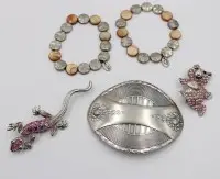 مجموعة صغيرة من الحلي العصرية، إبزيم حزام - سحلية - دبدوب، بالإضافة إلى سوارين قابلين للشد