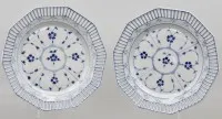 2 platos de porcelana con borde calado