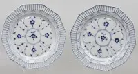 2 platos de porcelana con borde calado